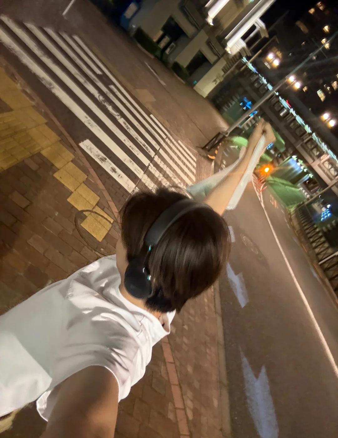年下男的幸福魔法
“怒那以后我们多一起走一走吧”
“嗯”
你的男朋友是小你两岁的