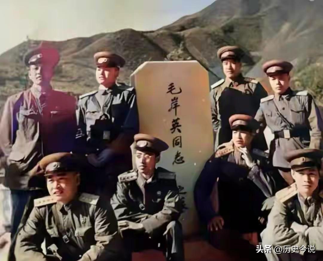 这张定格在朝鲜战场的珍贵合影，藏着最动人的家国深情。几位志愿军指挥员即将启程归国