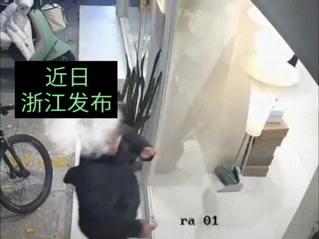 近日浙江，一女子走进一家店铺，结果撞到透明玻璃上，女子撞掉两颗门牙，因此找了商家