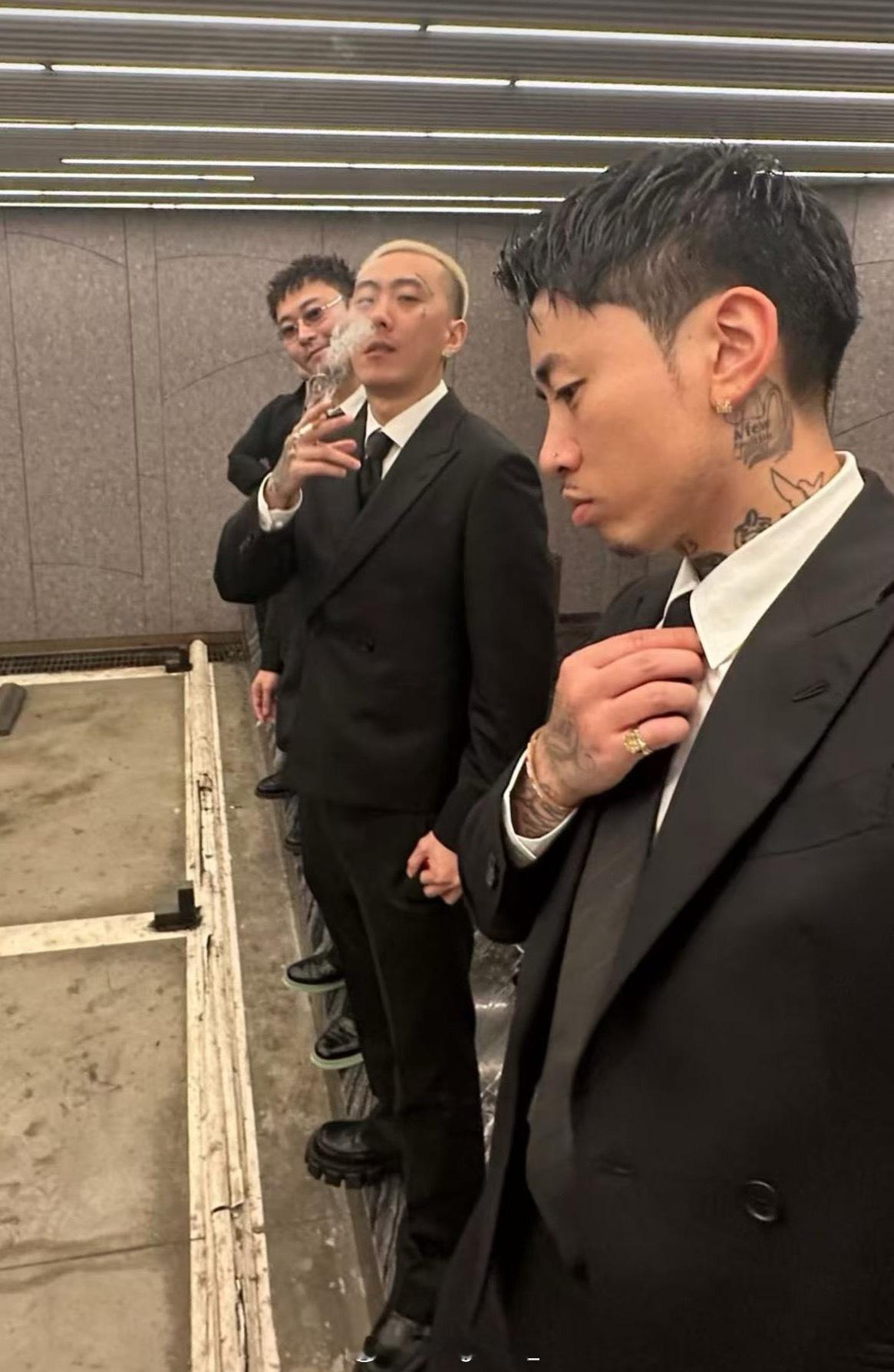 马思唯晒出伴郎照 📷 ​​​