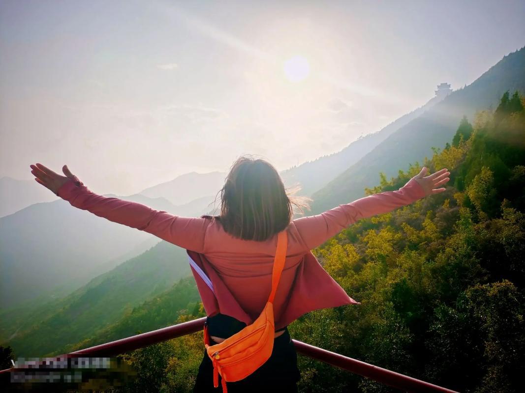 我的创意下联可以是：
1、心向暖阳仰天笑[碰拳]身临幽谷俯首吟‌。
2、心向暖阳