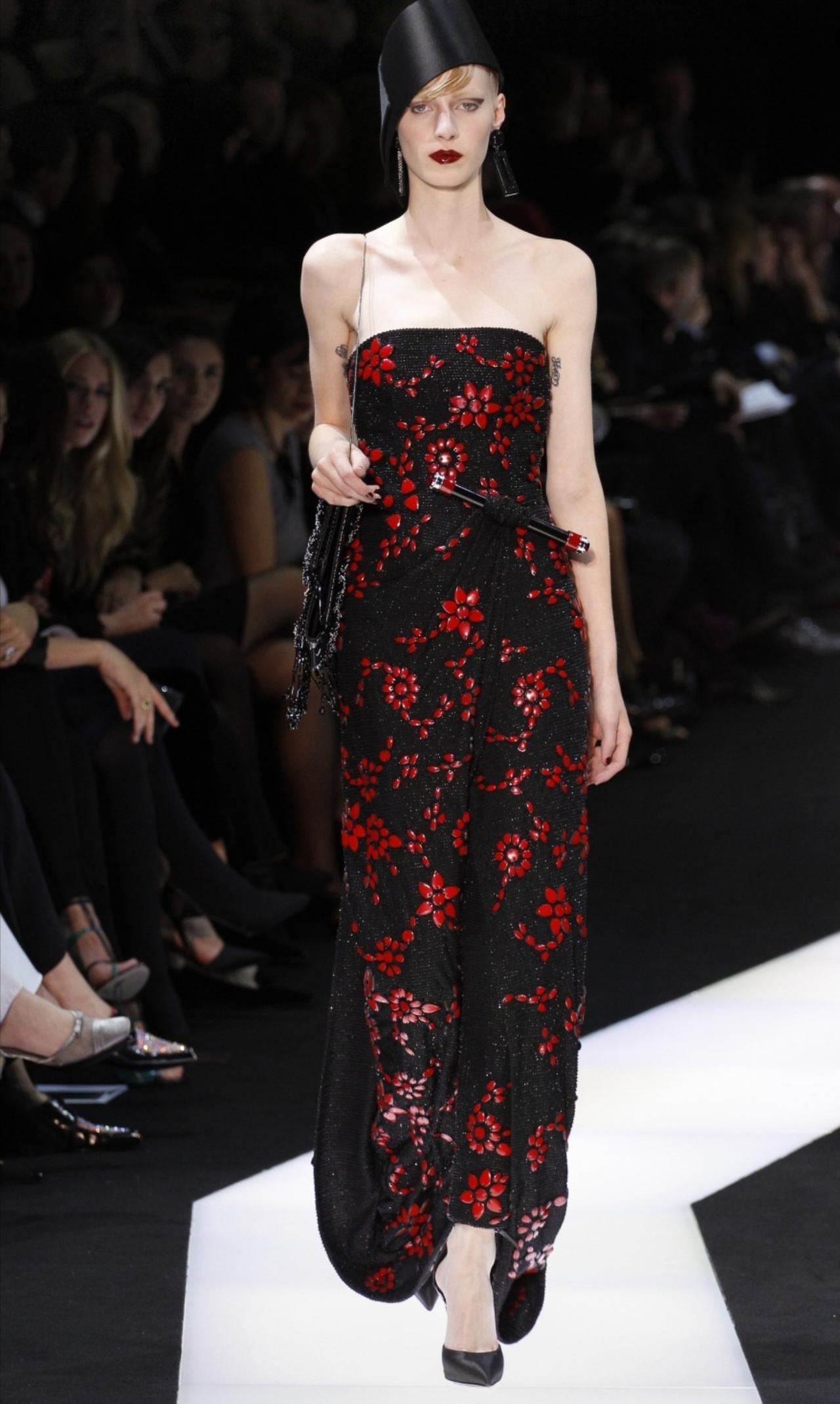 Giorgio Armani 2013春夏高定系列的色彩，是一场从夜空到沙漠的漫