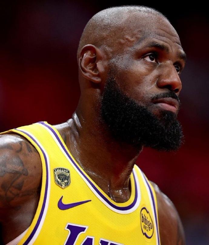 季后赛至今场均出场时间排名：
1、阿门——44.7分钟
2、八村塁——42.7分