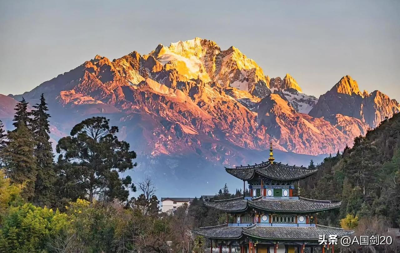 黄昏时分，看美丽的丽江玉龙雪山。夕阳西下，玉龙雪山褪去清冷的雪白，被霞光慢慢染成