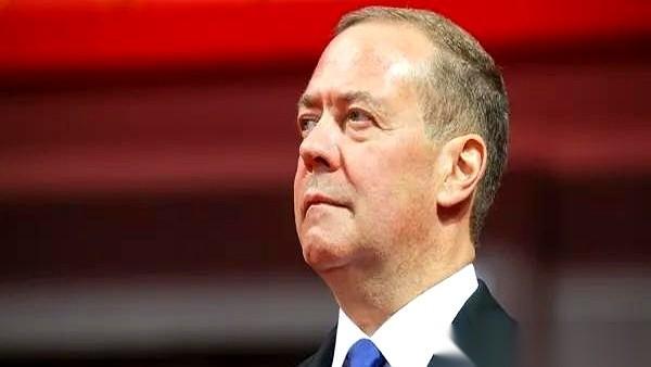 让别人来帮你办自己家的选举，这事儿我真是活久见。
等于直接掀开底牌告诉全世界：