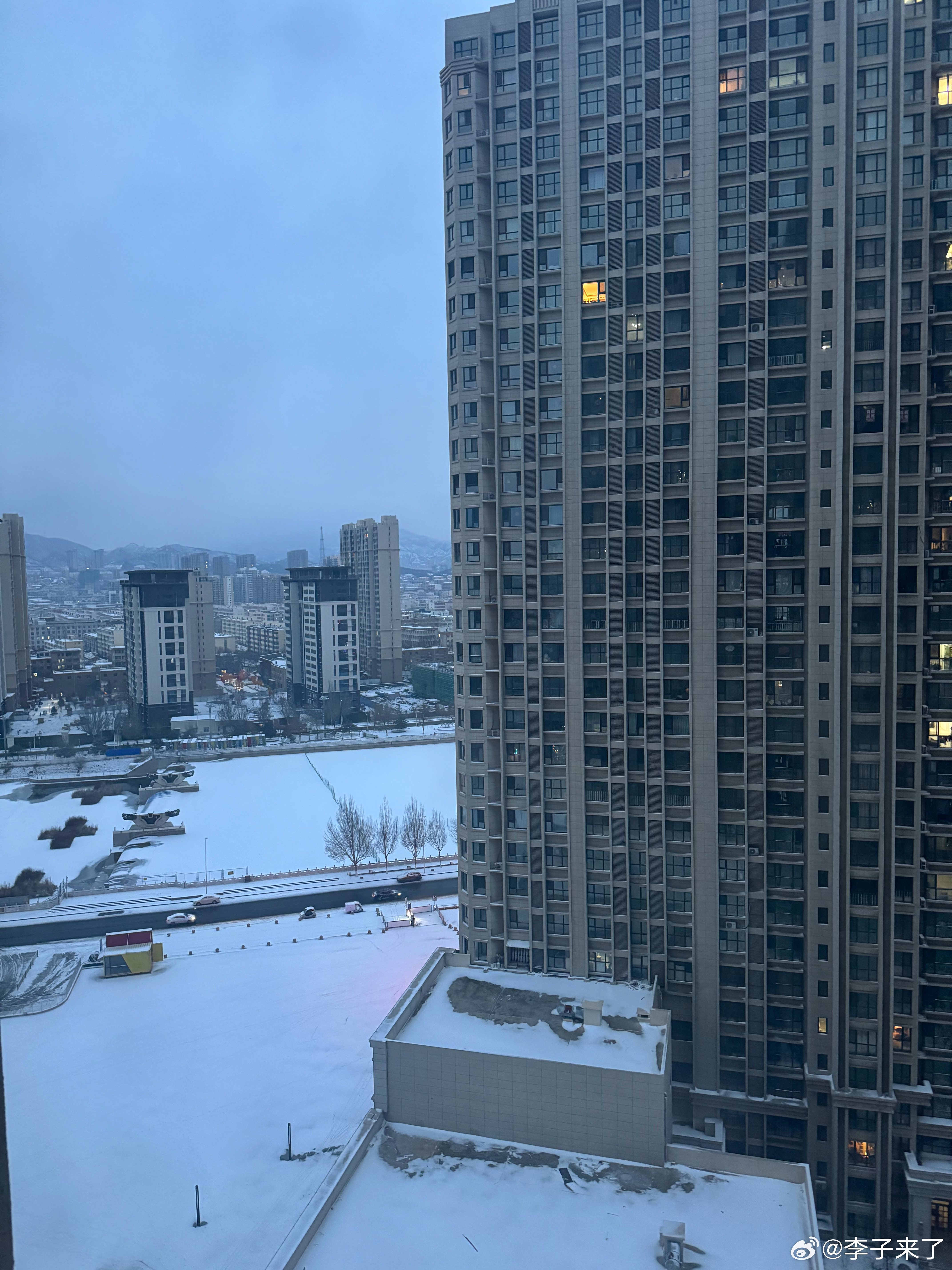 今天开车要小心一不留神就不是原版原漆了大马力后驱能不开就不开着上路了我开着后驱L