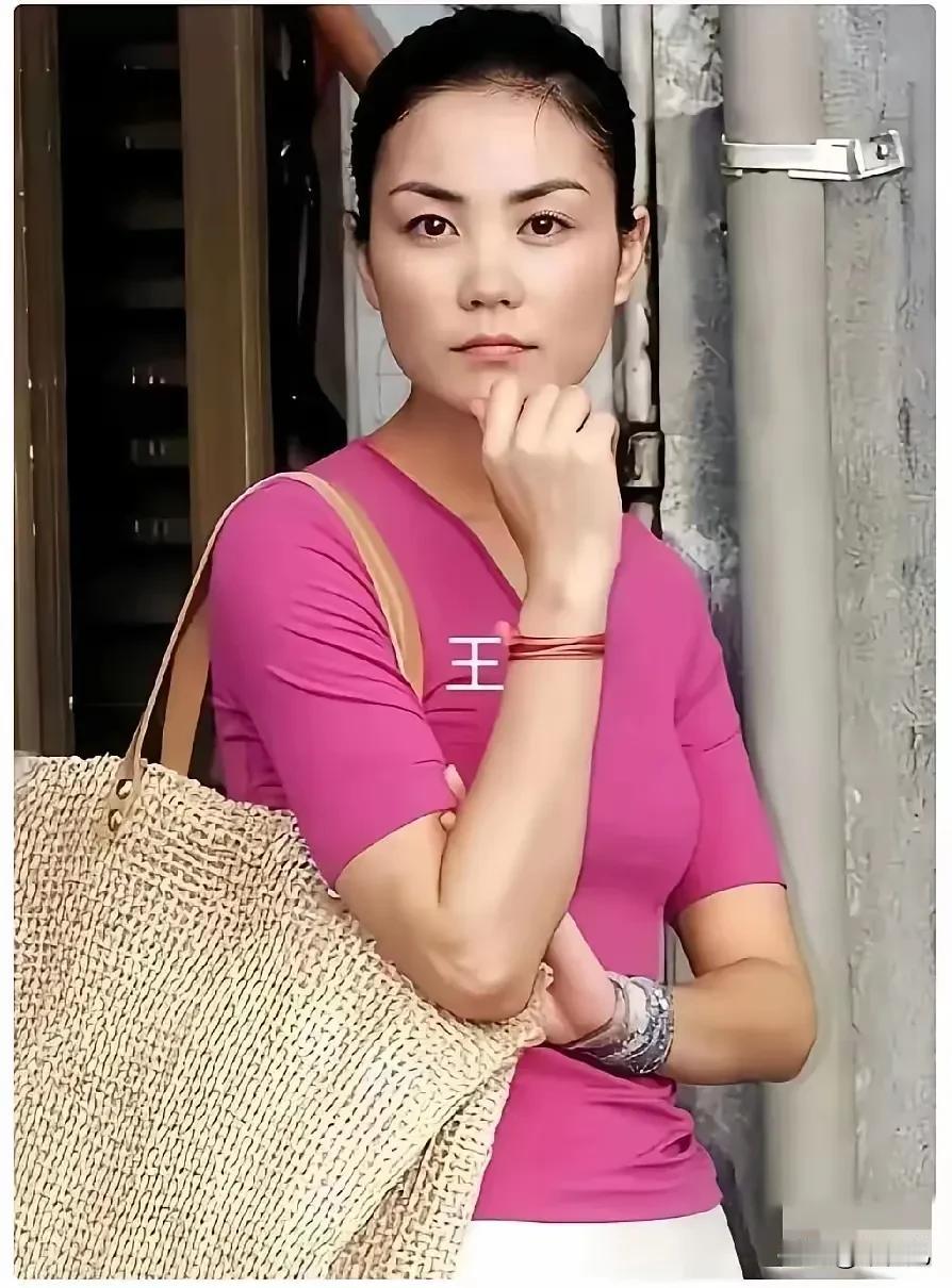 单从王菲她是高冷的
她和张柏芝两人的面相上看
有拒人于千里之外的感觉，除非她愿意