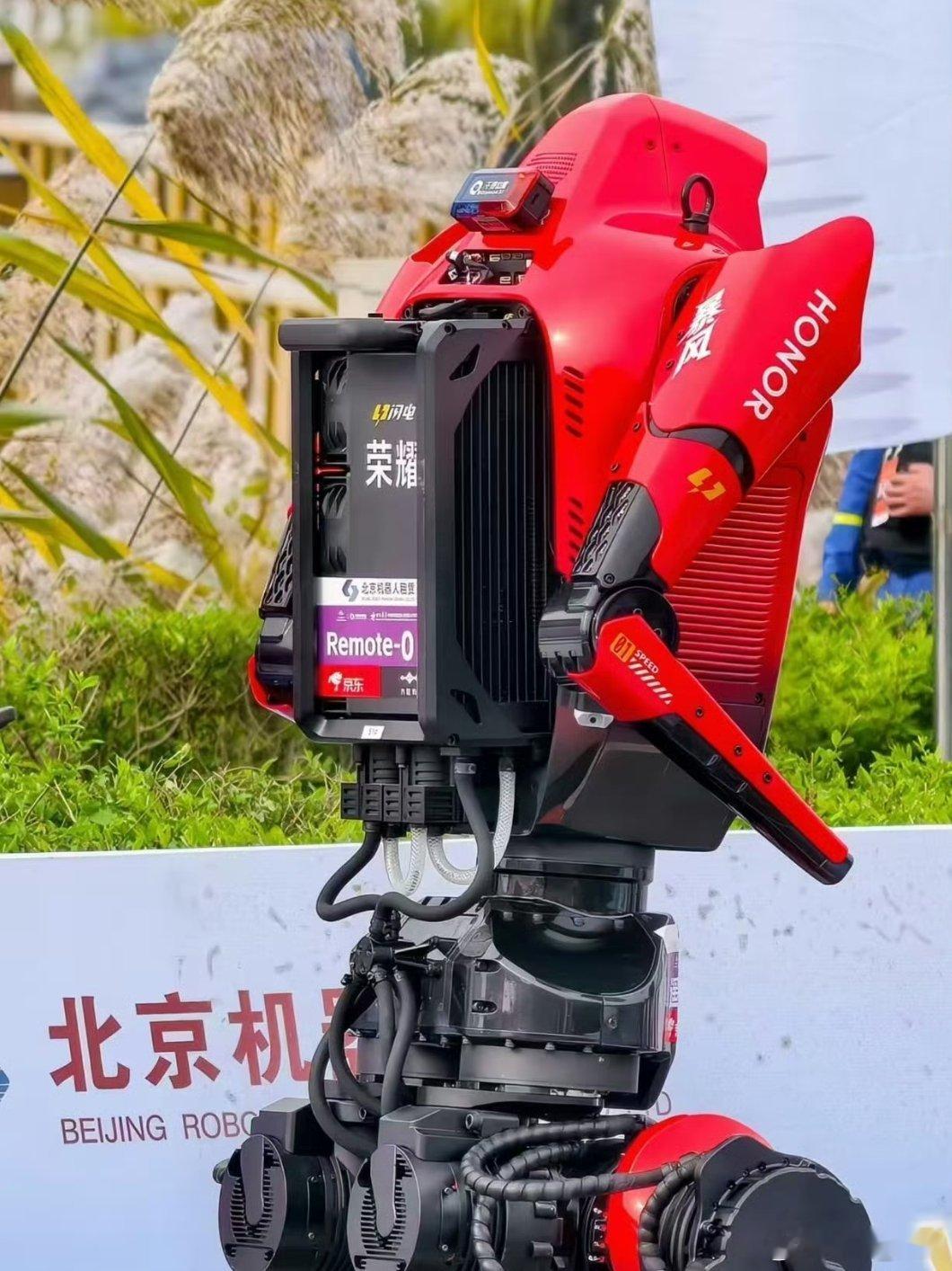 荣耀机器人首次参赛就夺冠“闪电”不只是名字，更是一名惊人。荣耀机器人“闪电”以4