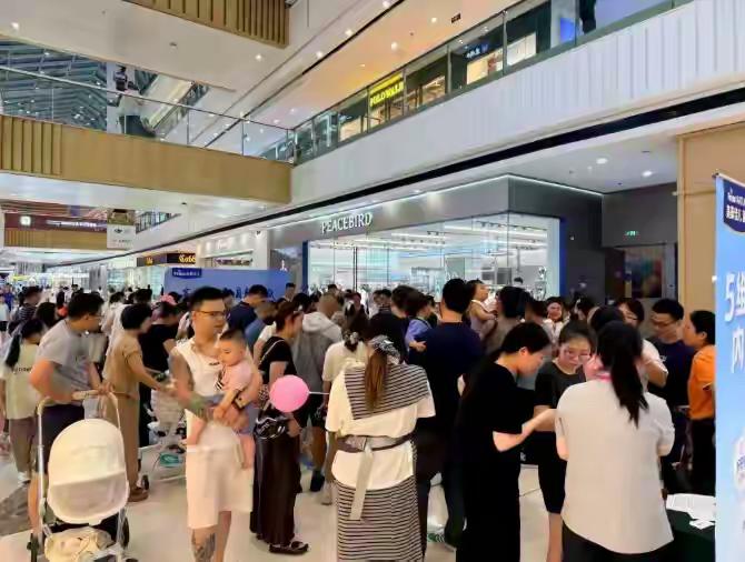 金华第二家合马超市近日在东阳银泰城开业。感觉里面的东西跟不要钱似的，人也太多了吧