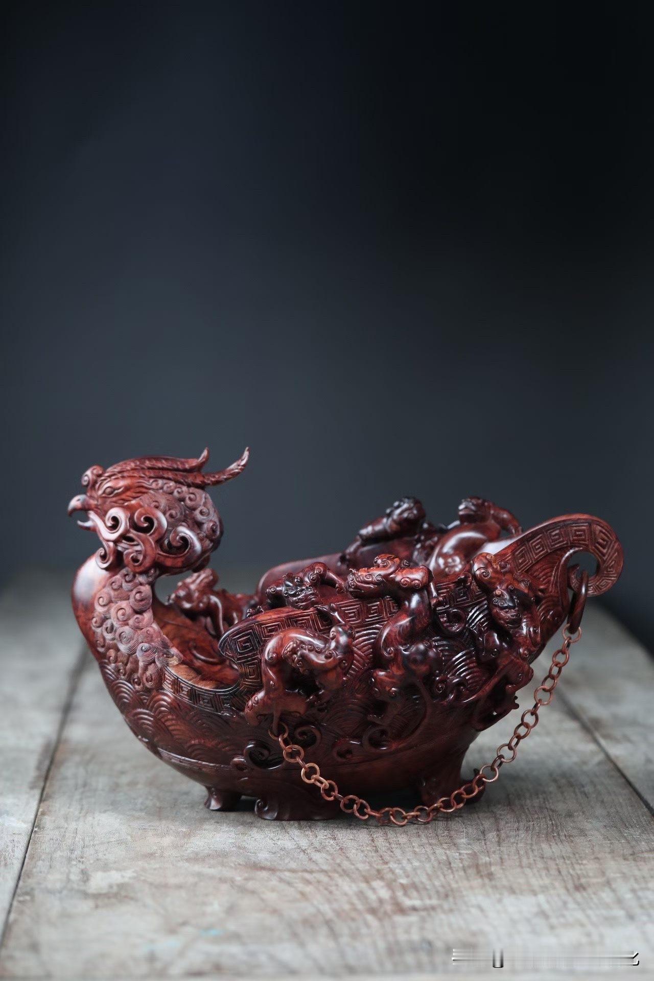 这件器，一眼不是“精”，而是“重”。

海南黄花梨紫油梨的底色沉稳，
油性内敛，