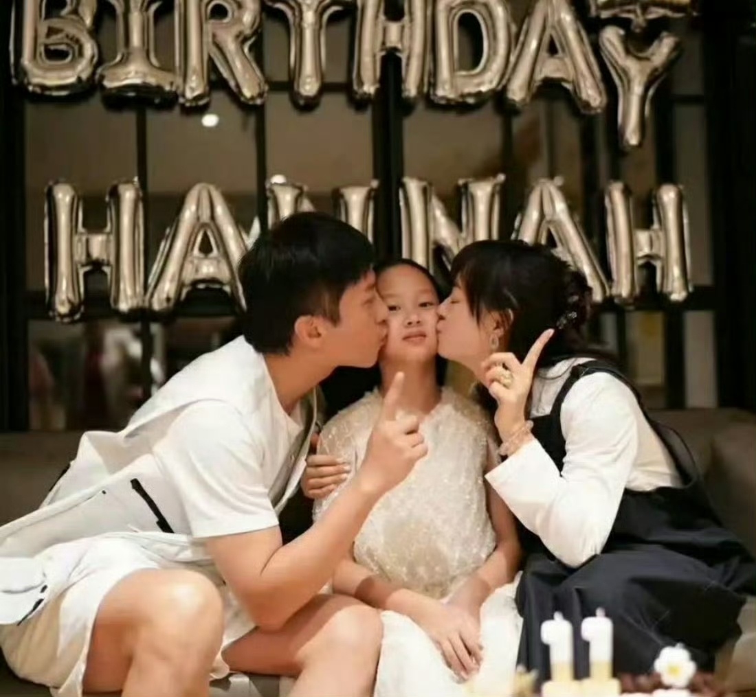 邓超女儿最近迷上了卡拉ok，十万人演唱会请马上安排[doge]，超哥卡拉歌王身份