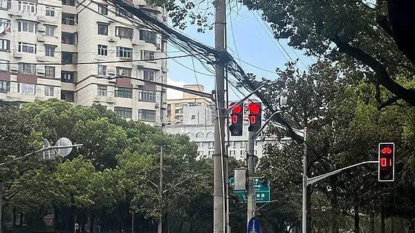 上海700米小路装5个红绿灯，车主苦不堪言

真的想吐槽一下上海曲阳路！就短短7