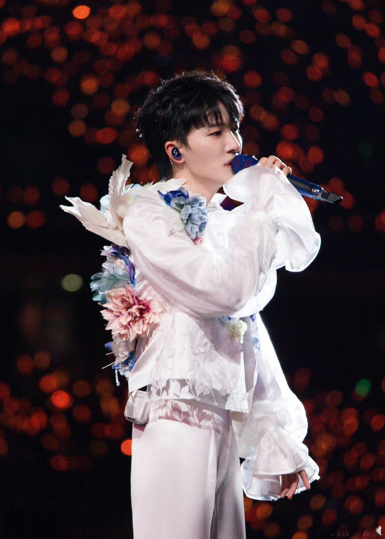 #周深把真大鱼带到了鸟巢##周深鸟巢演唱会有一只20米的大鱼#周深北京演唱会，大