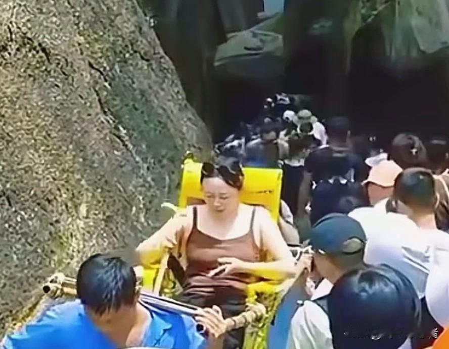 评时尚女坐轿上山旅游引争议。“未经他人苦，莫劝他人善”，不知全貌，不予置评；身同