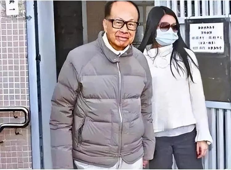 李嘉诚的长孙女李思德，是李嘉诚的长子李泽钜和妻子王俪桥的第一个孩子，她的原名叫李