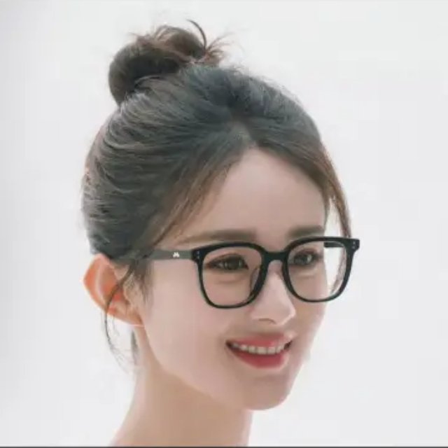 赵丽颖黑色镜框拍立得这个丽完全是大眼萌妹哇 