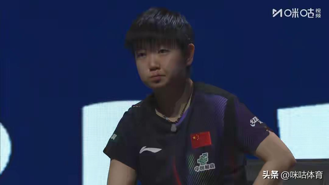 莎莎与曼昱比赛暂停时，会坐在椅子上边喝水边歇会，眼睛滴溜溜的转想点子，喝完水后走