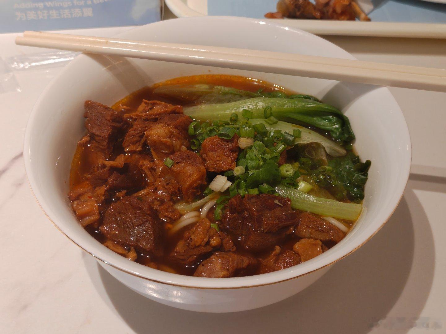 每次来深圳机场都非常想吃深航尊鹏阁的牛肉面(*^▽^*)✈️ 