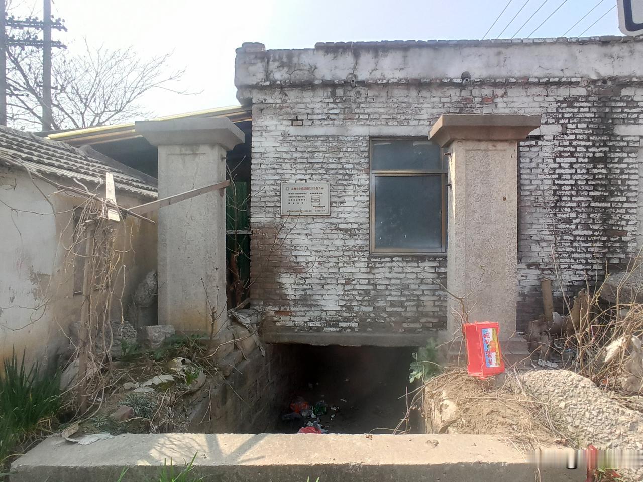 毫不起眼的路边，竟藏着处古迹。路过徐州茅村，发现路边有两个石柱，近看却是铜山区文