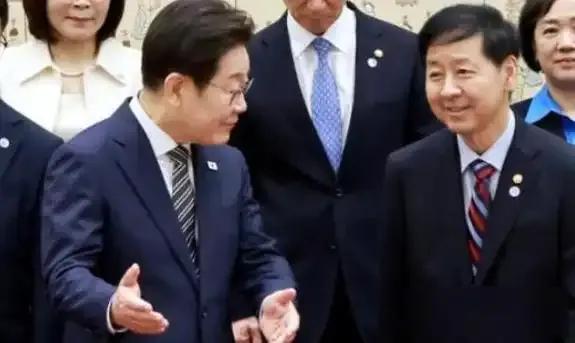 韩美经贸磋商在即 具润哲启程赴华盛顿力争达成核心利益共识。
韩国经济副总理兼企划