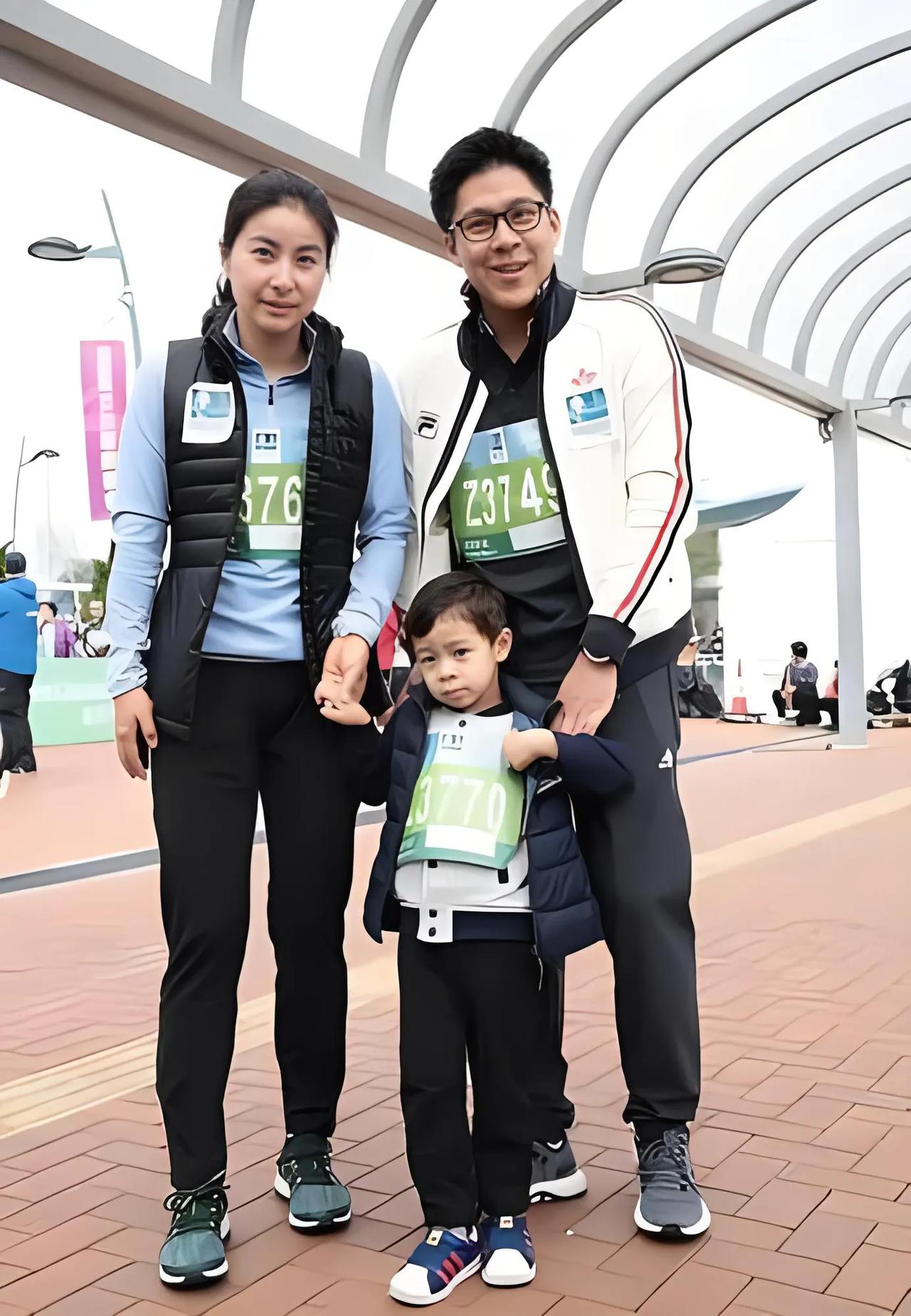 霍启刚与郭晶晶的儿子上小学时一开始报了个香港的高档学校，在得知这所学校以英语教学