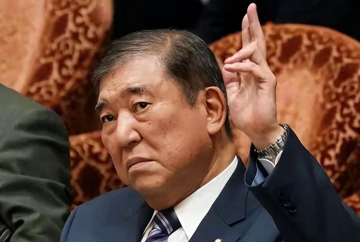 日本前任首相石破茂说：“在强者面前卑躬屈膝，在弱者面前颐指气使。这就是当前日本人