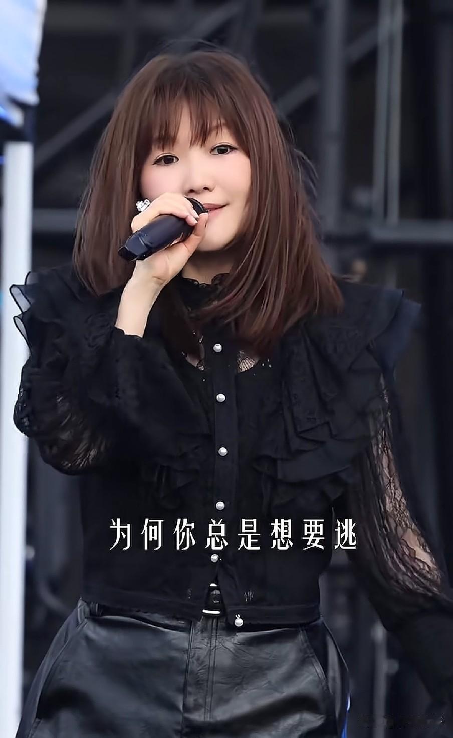 金海心舞台造型撞脸麦琳，同款温婉氛围感太神似
 
近日金海心音乐节现场舞台图流出