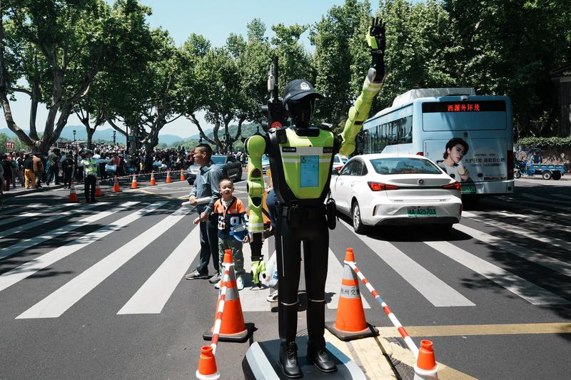 2026年五一假期首日，全国首个交通管理机器人中队在杭州上岗啦！15台智能交管机