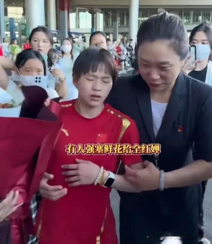 全红婵飘了，一点礼貌都没有。粉丝送花可以婉拒……
全红婵刚下飞机，被粉丝抓拍了。