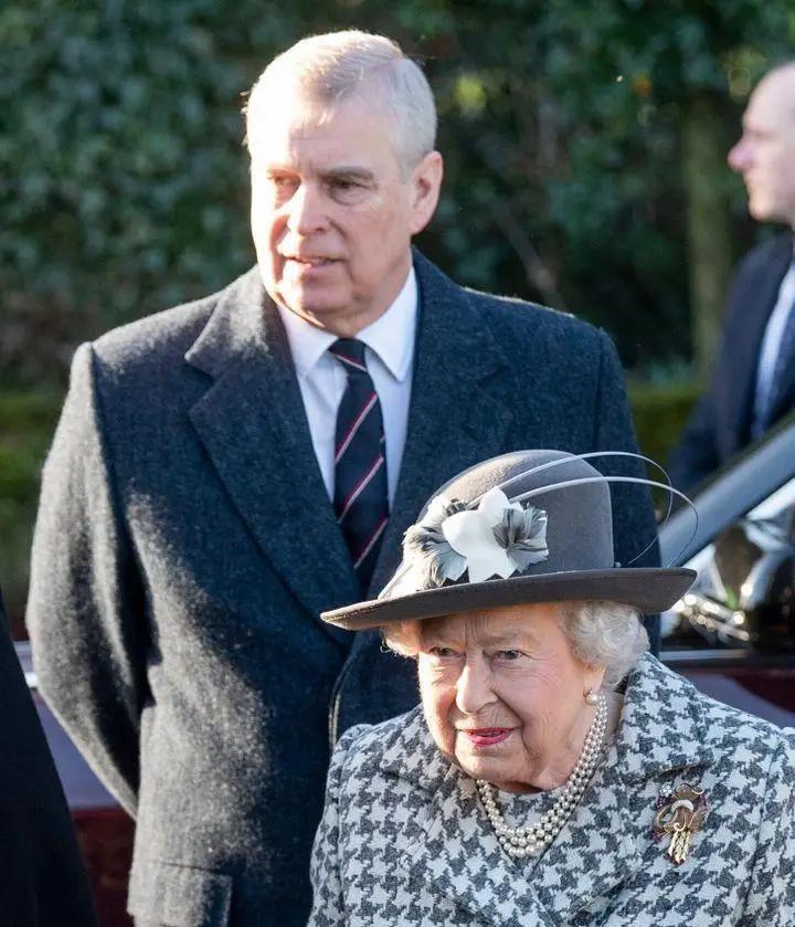 没有妈妈的庇护，王子的下场也好不到哪里去。

10月30日，英国王室宣布正式剥夺