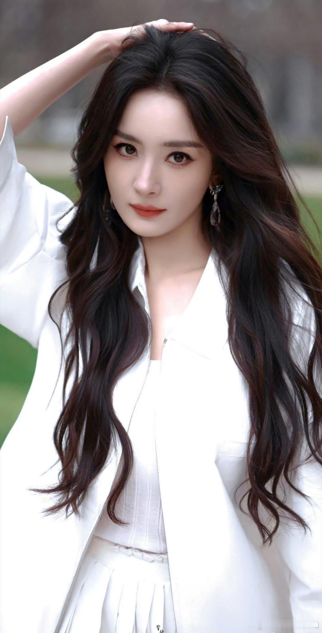 杨幂亮相Prada秀场头排，白色外套+百褶裙，纯白套装简约又高级，大幂幂就是美到