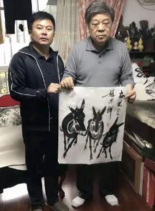 英明了一辈子，老了还要出来赚钱，不容易呀 