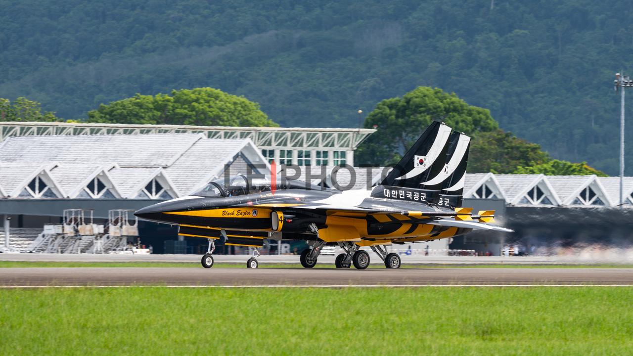 这架飞机怎么多了几个轮子？
韩国🇰🇷黑鹰飞行表演队在进行编队起飞中，图中是两