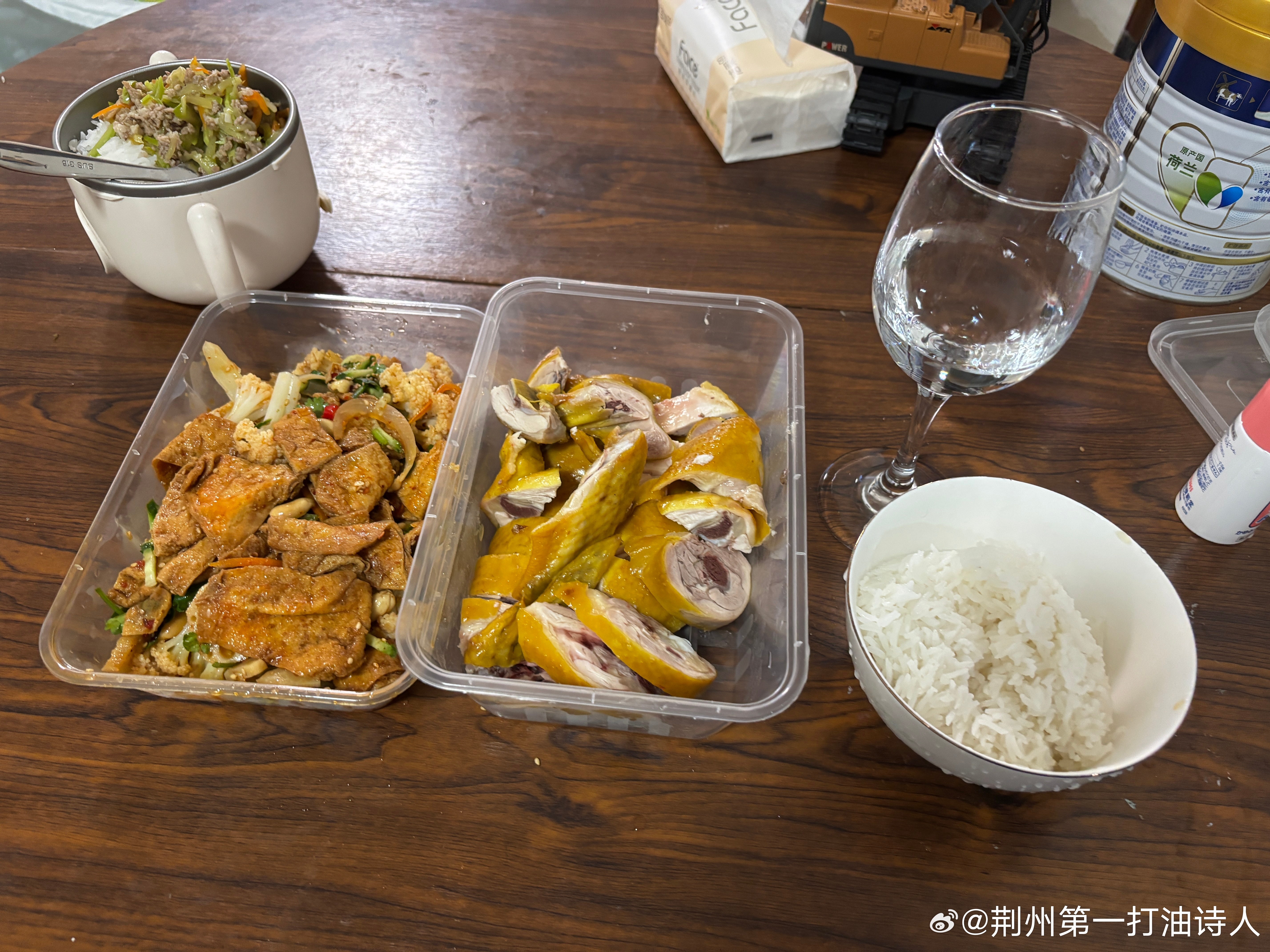 阔别三月知是谁，酒辣入喉仍有味。医生叮嘱永疏远，小聚一餐又封杯。        