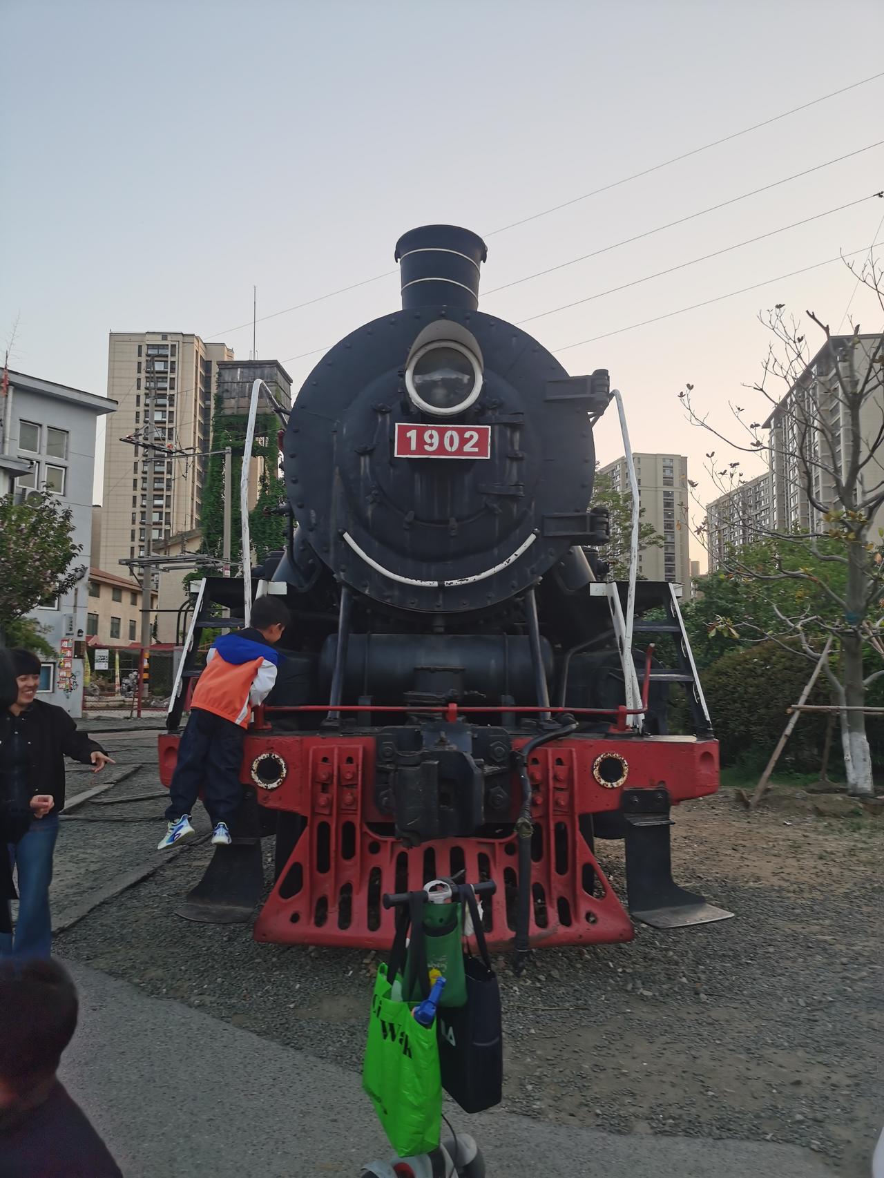 【藏在青岛纺织谷的1902年老古董，锈迹斑斑却惊艳时光！】
📍坐标，市北区四流