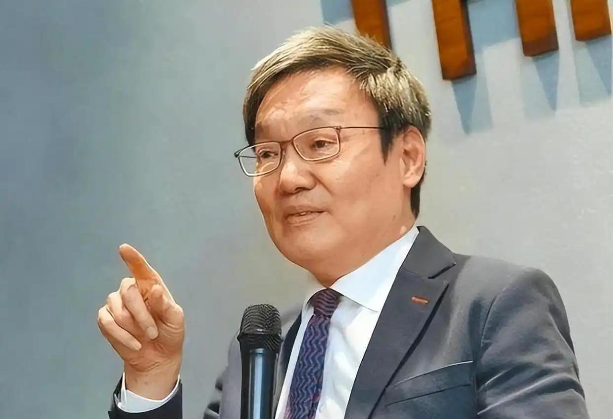 AIT处长前脚刚说完“七成民意支持维持现状”，苏起后脚一句话就把这锅“催眠汤”给
