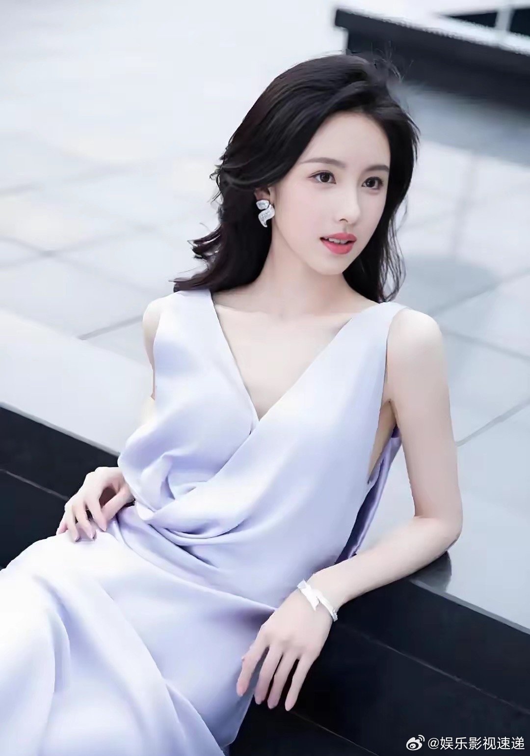 我猜现在全网最憋屈的就是陈都灵了吧出道十年，出演了45部作品，却不如一个素人，如