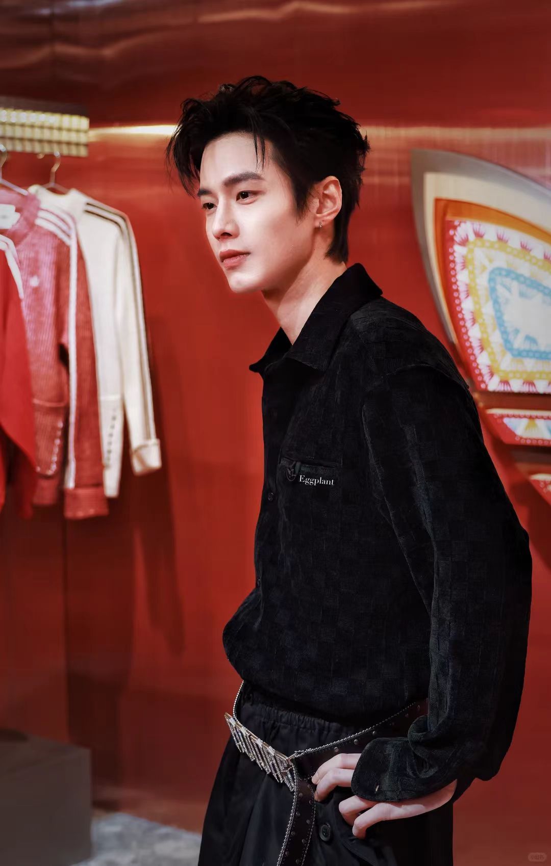 何与内娱免检背头 一眼万年说的就是这种感觉吧！背头造型把英气值点满，这气场是内娱