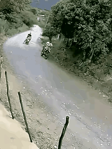 小哥过弯没减速
结果撞上去瞬间晕倒
这实在太危险了
为什么过弯不减速呢

社会百