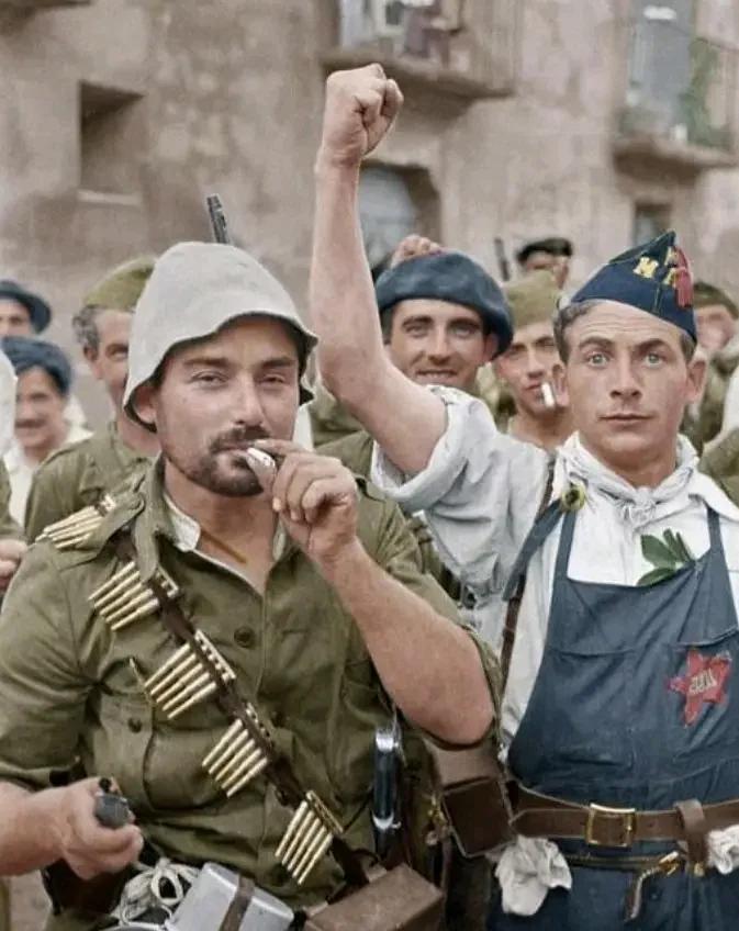 1936 年 9 月，西班牙内战爆发后，西班牙共和军士兵和民兵准备在阿拉贡前线作