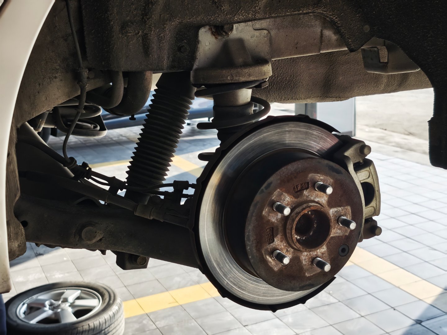 来补胎了～看看非独立的后悬挂和独立且带后轮转向的后悬挂对比吧～车加智能的智己LS