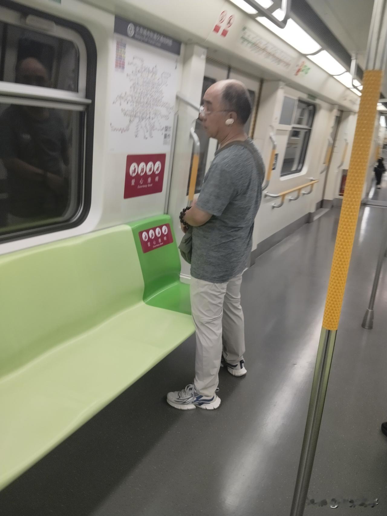 老李已经退休了，老李现在最大的乐趣就是每天拿着他的老年卡在北京的地铁里晃悠，从早