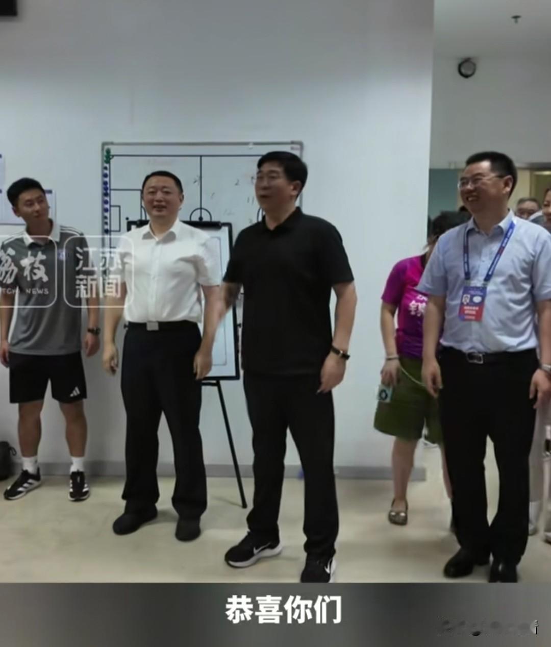 7月25日苏超赛场迎来镇江全城狂欢！镇江坐镇主场迎战淮安，开局直接开启暴走模式，