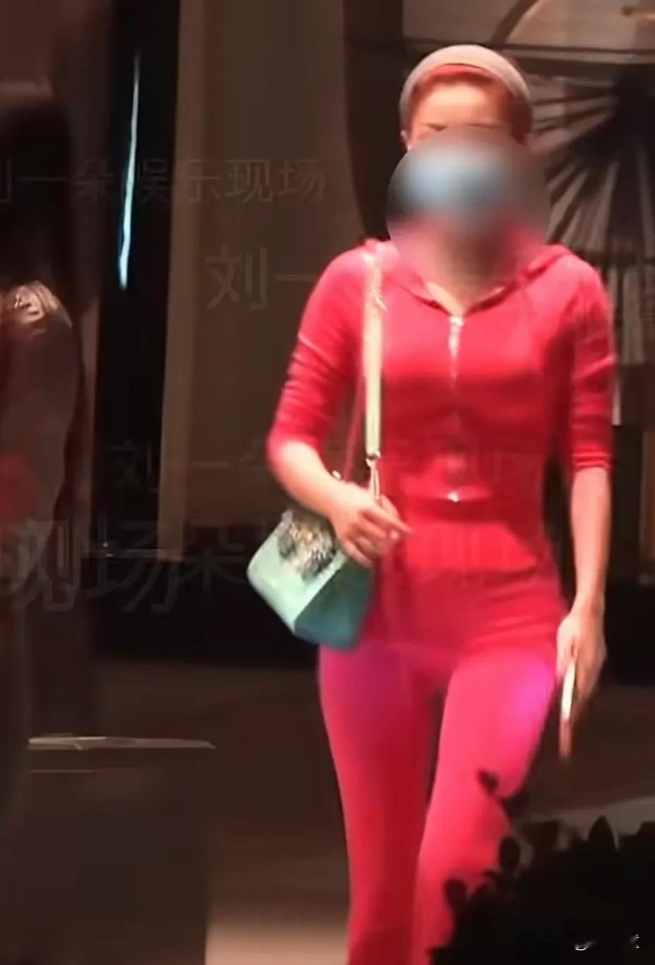 难道就没有人出来质疑包贝尔的眼光吗？
视频中女子身穿玫红运动套装，背着蓝绿包包，