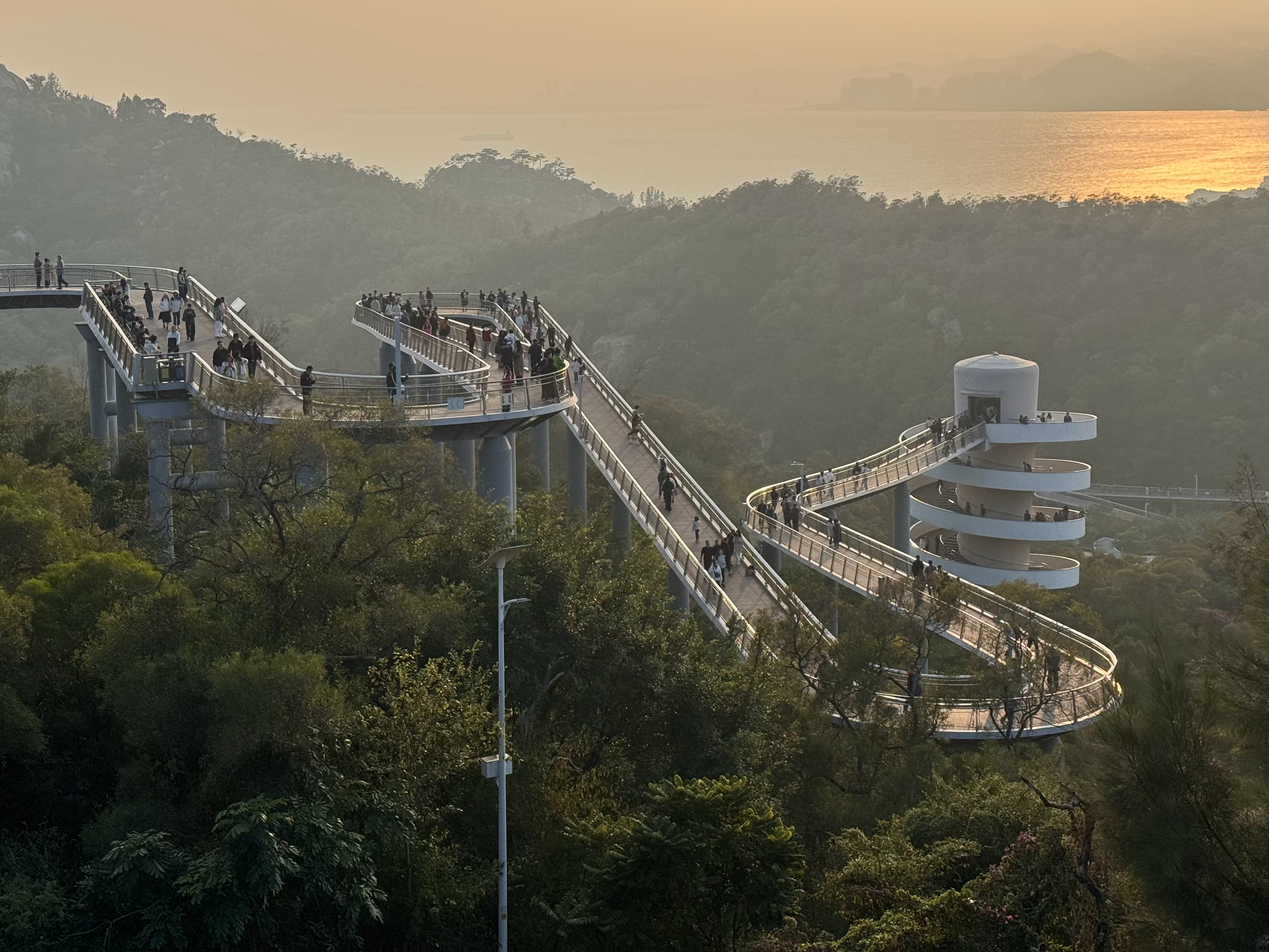 厦门的初冬其实不太适合旅行，因为海边风大，一旦温度低于 20 度就吹得很凉。再加