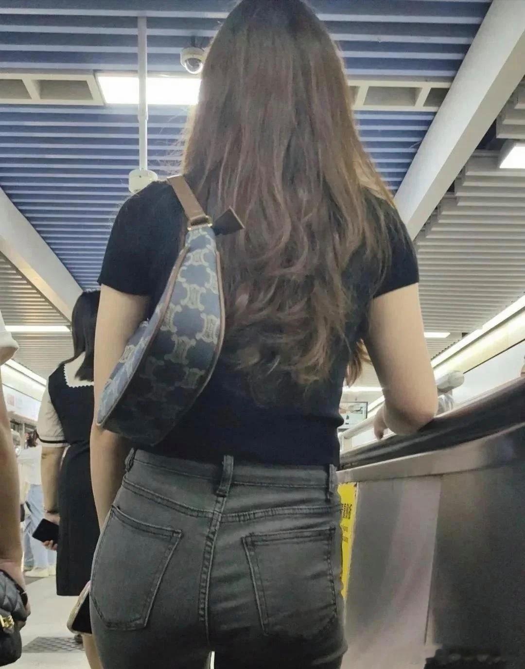 头一次见这种裤子，是不是挺贵呀 
