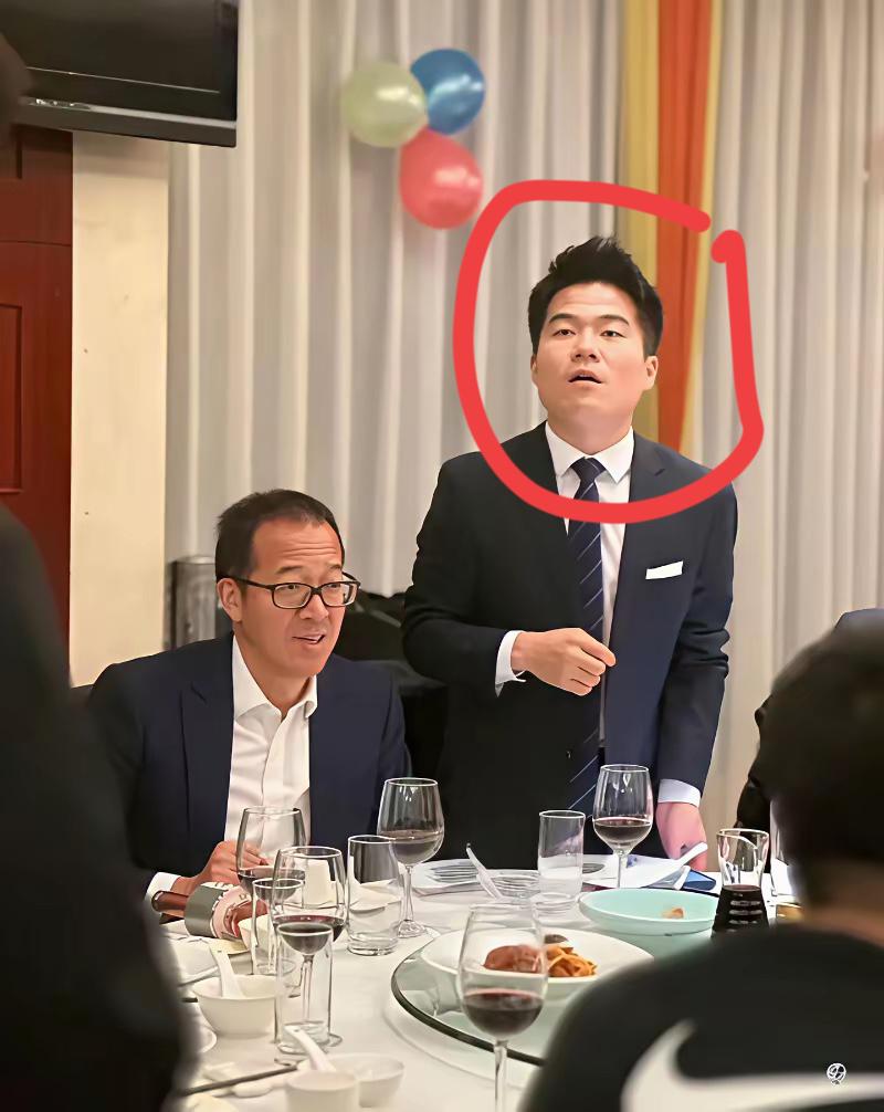 俞敏洪旁边这位大佬是谁？