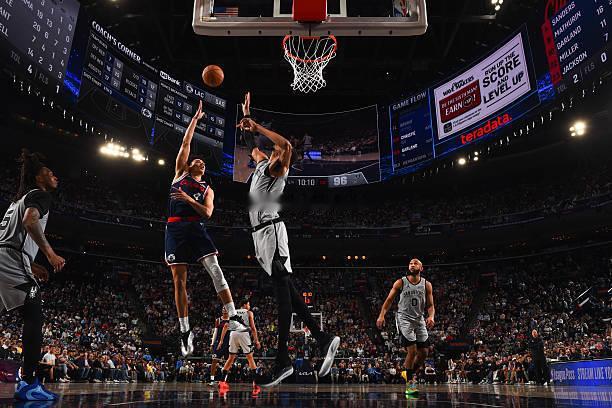 很多人不理解，科比-桑德斯这段时间在快船为什么要么就是进先发，要么就是直接第三阵