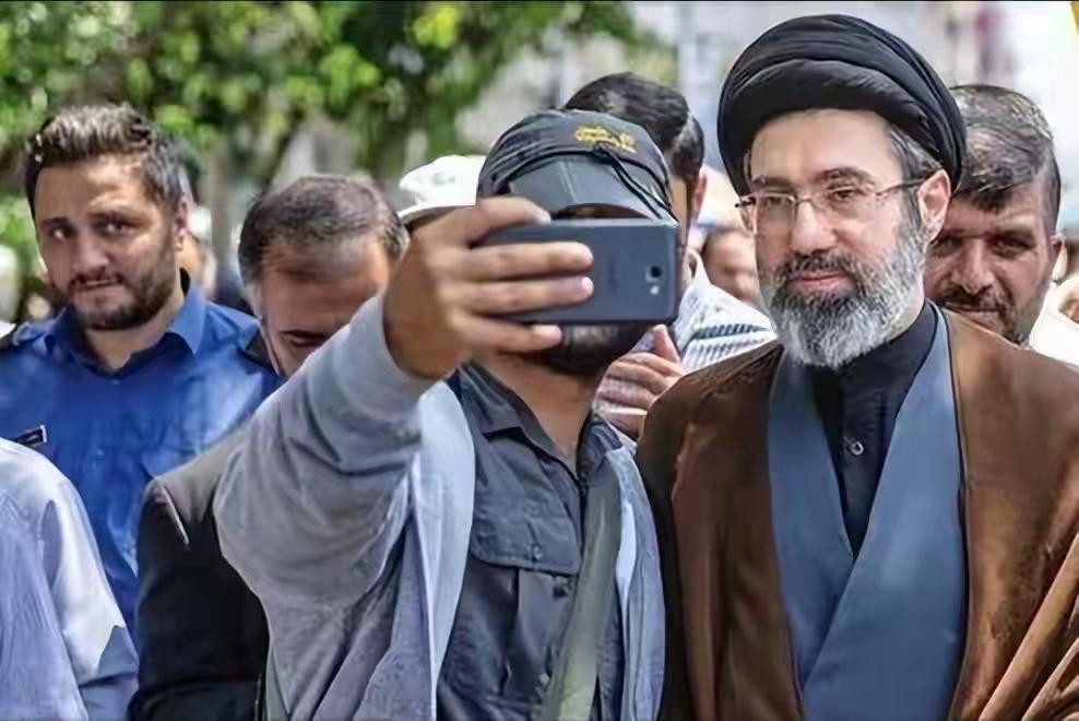 当年合影中的穆杰塔巴还是健康的，如今他受伤了，外界都不知他伤势如何，现在的他有点