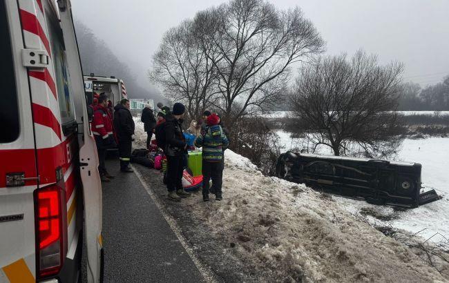 乌克兰车祸

地点在外喀尔巴阡地区

一辆客车翻下路坎，翻滚在田野中，好在路坎不